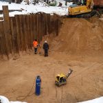 Būvbedres un nogāzes stiprināšana ar metāla rievsienu